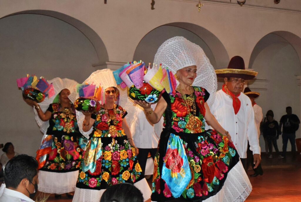 Presentan a grupo folclórico de personas adultas mayores