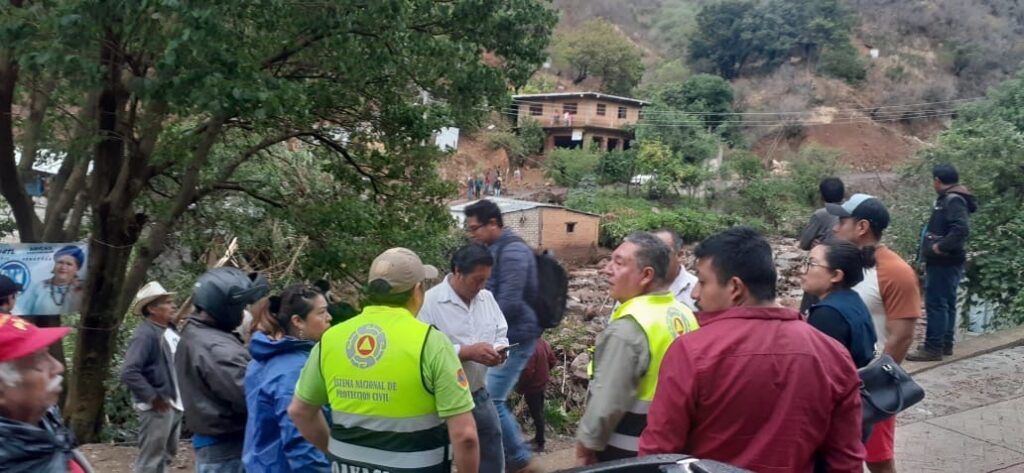 Atiende Protección Civil deslave en la Sierra de Juárez