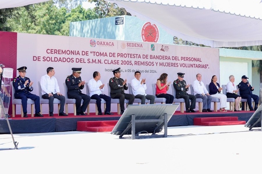 Atestigua Salomón Jara Toma de Protesta de Bandera a soldados del SMN Clase 2005 y mujeres voluntarias