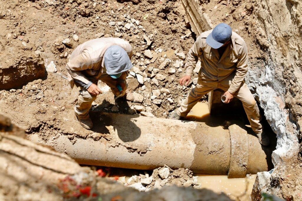 Atienden reparación de fuga de agua en zona nororiente de la capital oaxaqueña