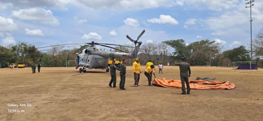 Arriba helicóptero de Sedena a Santa María Huatulco para combate de incendios forestales