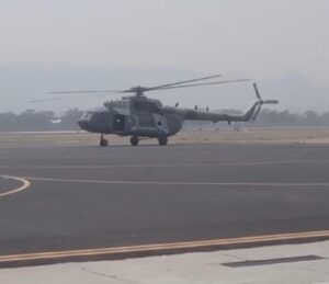 Llega a Oaxaca helicóptero de Semar para apoyar combate a incendio forestal en distrito de Tlacolula