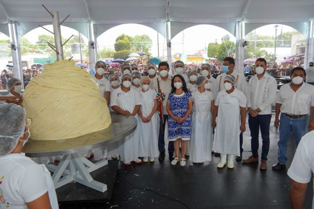 Oaxaca rompe Récord Guinness con el quesillo más grande del mundo