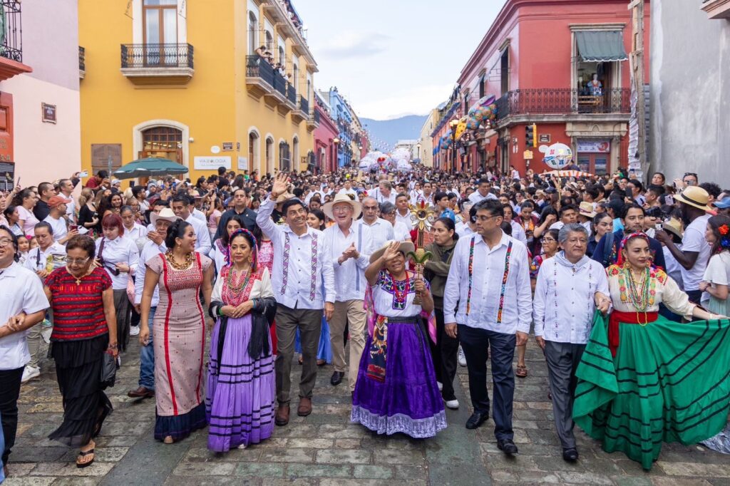 Música, cultura, pirotecnia, alegría y color en el Primer Desfile de Delegaciones 2024