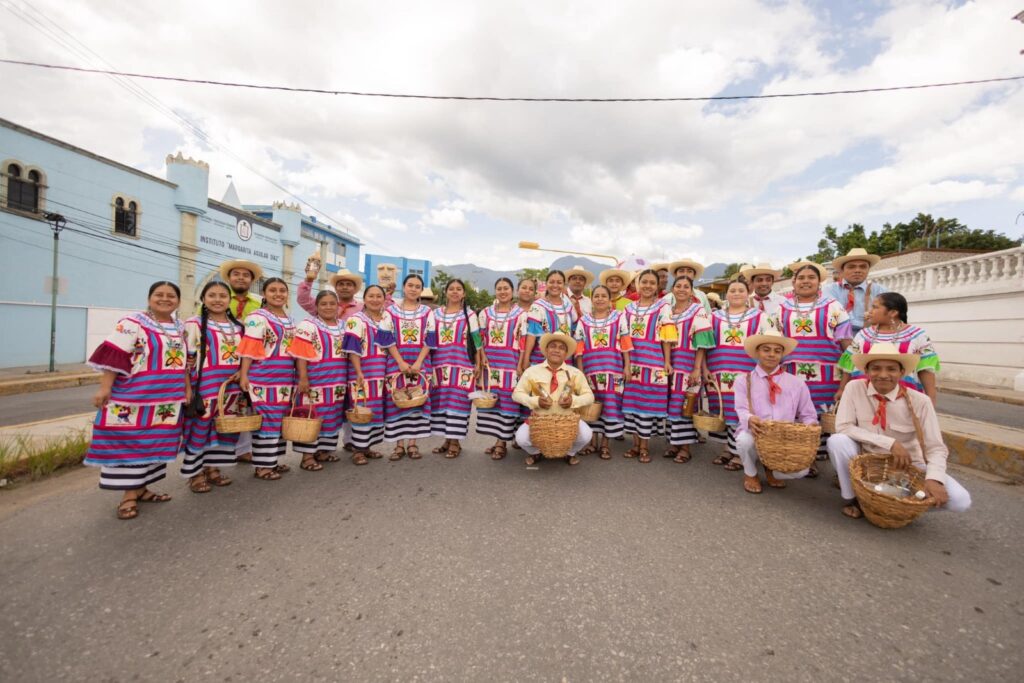 Música, danzas y tradiciones se desbordan por las calles de Oaxaca en segundo Desfile de Delegaciones