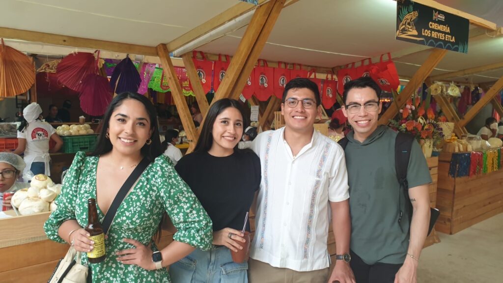 Variedad de productos oaxaqueños deslumbran a visitantes en la Feria del Mezcal