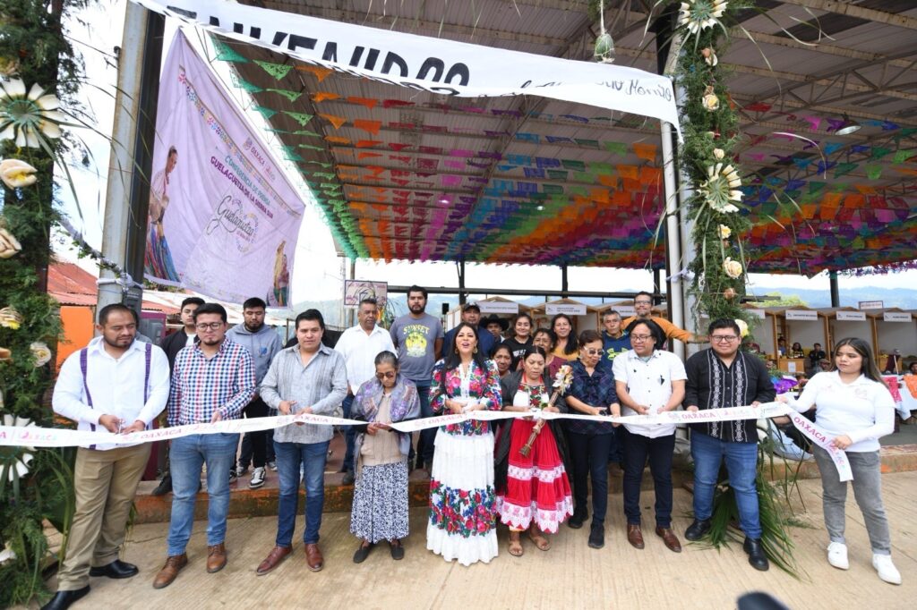 Júbilo y hermandad se vive en la gran fiesta de los puebloshermanos de la Sierra Sur, la Guelaguetza Ní Wan do’o