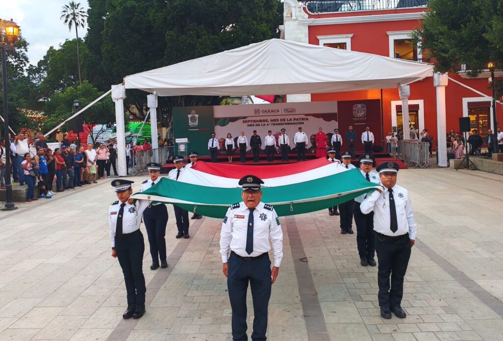 Participan Policía Vial Estatal y Policía Estatal en Arriamiento de la Bandera