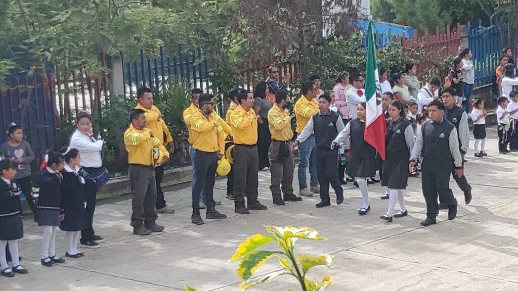 Reconocen trabajo de combatientes forestales durante desfile cívico en San Francisco Yosocuta