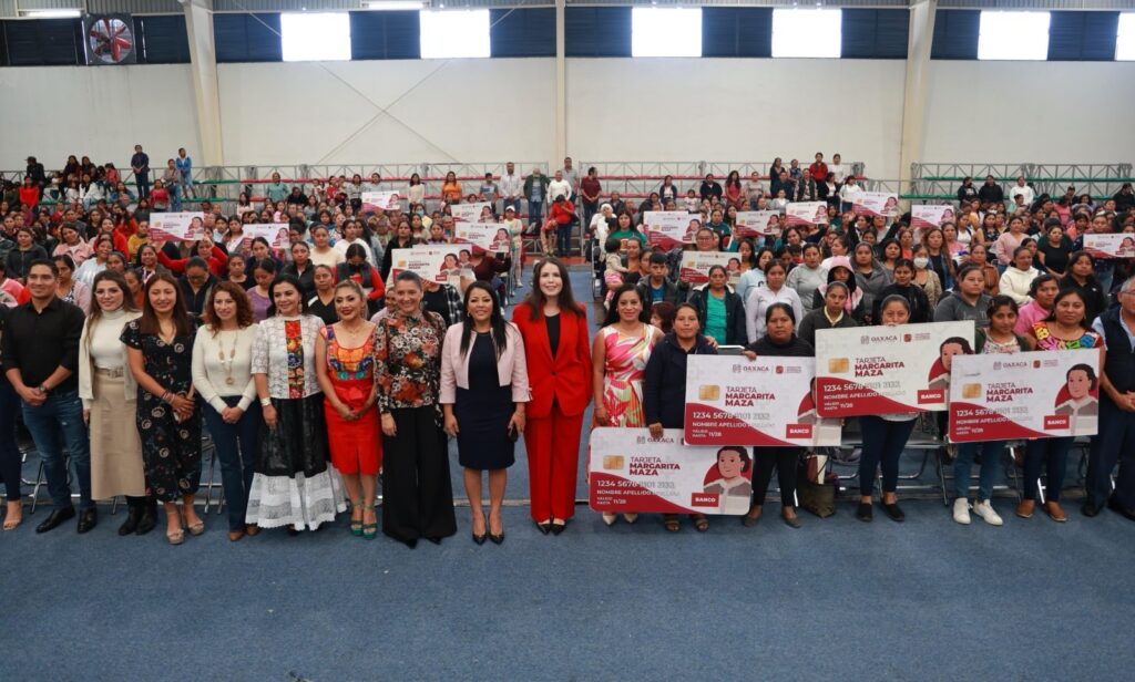 Jefas de familia de Valles Centrales, beneficiadas con la tarjeta Margarita Maza