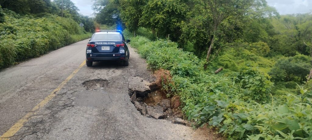 Informa Policía Vial Estatal sobre trabajos por afectaciones en carretera de la Costa