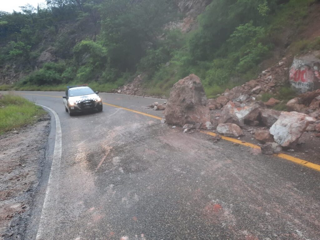 Informan derrumbes en la Carretera Federal 190, tramo Tlacolula de Matamoros – El Camarón